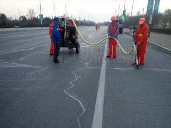 強(qiáng)化春季公路養(yǎng)護(hù)，保證道路通暢